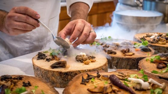 Gurmaniškas patiekalas ant medžio riekės – išskirtinė kulinarinė patirtis „Geriausi restoranai Vilniuje“.