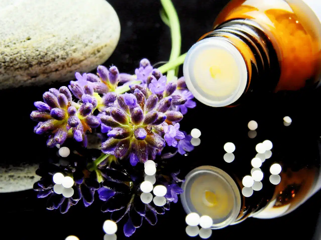 Levandų žiedai ir aromaterapijos aliejai – visiška ramybė ir atsipalaidavimas, kuriuos kuria SPA centrai Vilniuje.