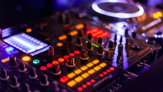 Apšviesta DJ pultas klube – nepamirštami ritmai ir energija laukia geriausiuose vakarėliuose Vilniuje.