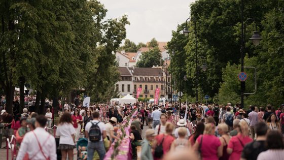 Minia mėgaujasi renginiu lauke – skonių šventė „Vilniaus šaltibarščių festivalis 2025“ kviečia visus gurmanus.