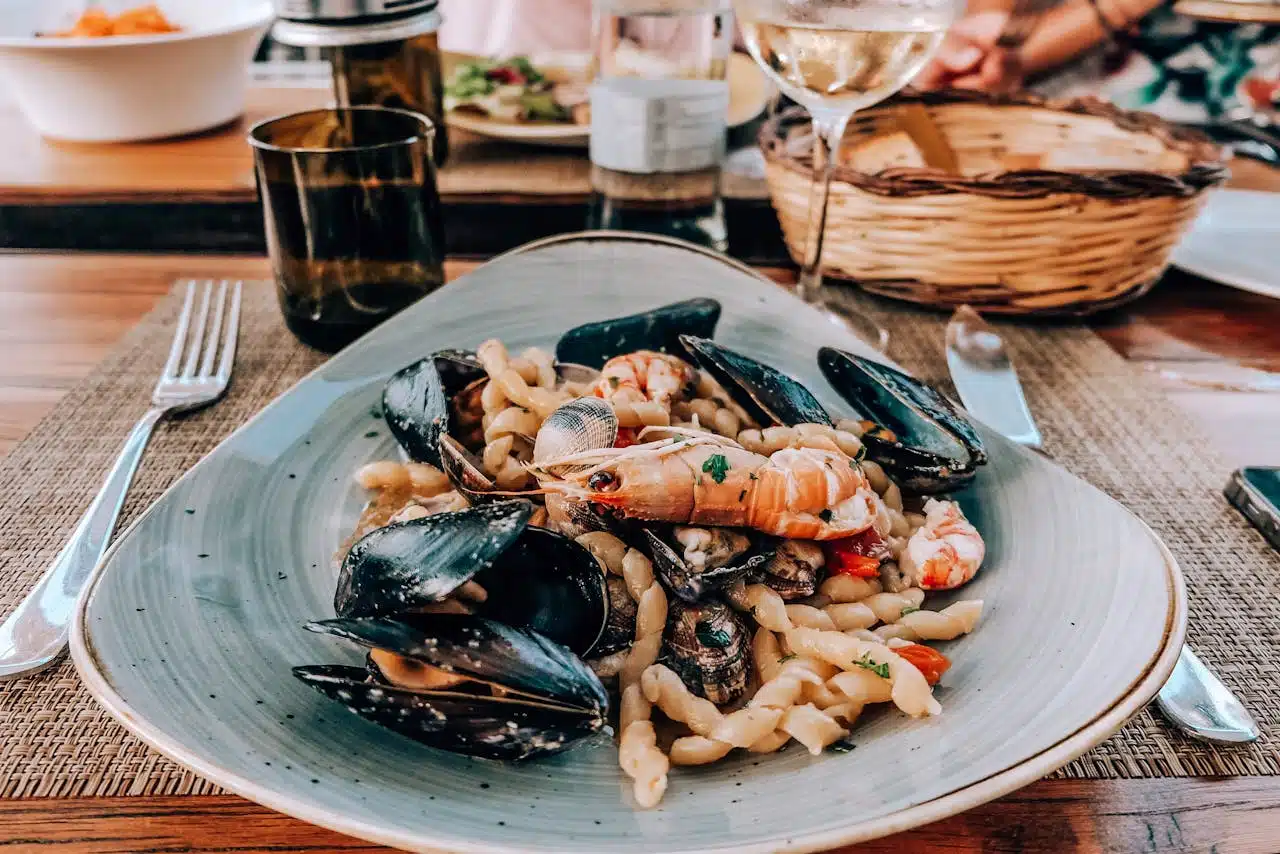 Kur valgyti midijas Vilniuje? Išskirtiniai jūros gėrybių restoranai siūlo šviežias midijas su makaronais ir jūros skoniais.