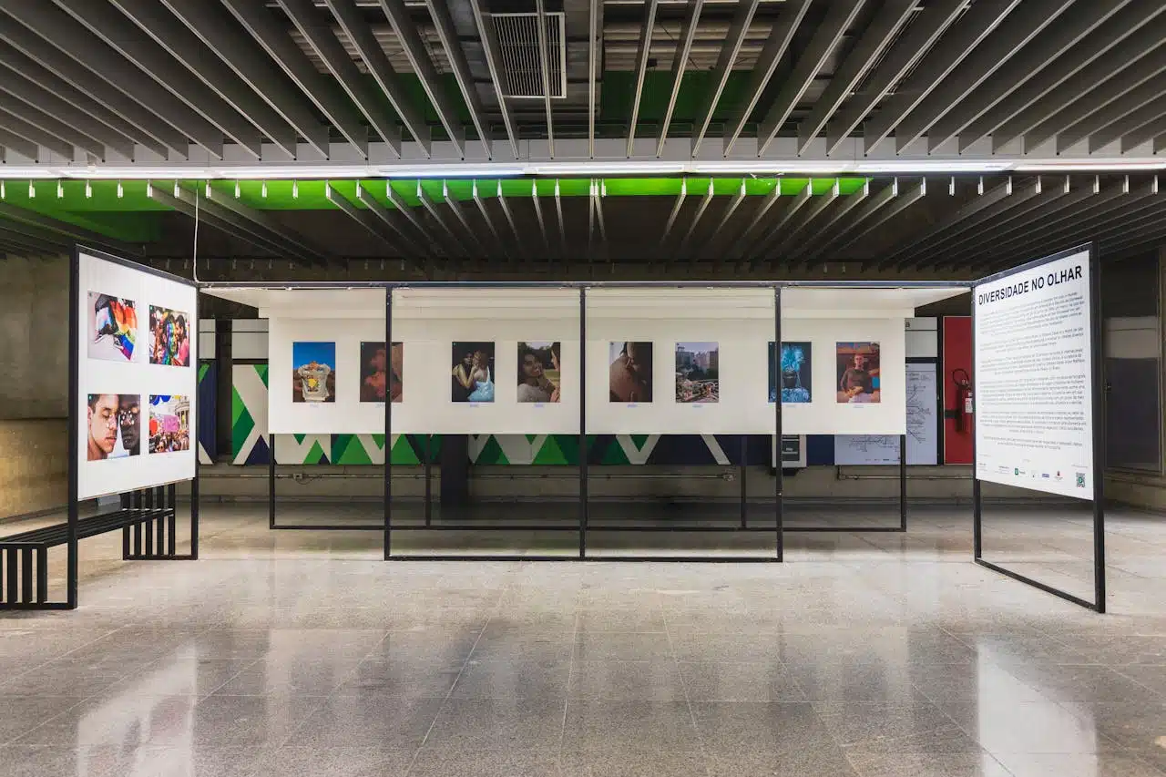 Parodos Kaune balandį: šiuolaikinio meno darbai modernioje ekspozicijoje miesto centre.