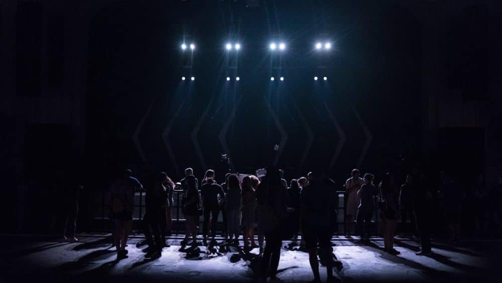Spektakliai Kaune balandžio mėnesį: žiūrovai renkasi į teatrinį pasirodymą tamsioje salėje prieš prasidedant vaidinimui.