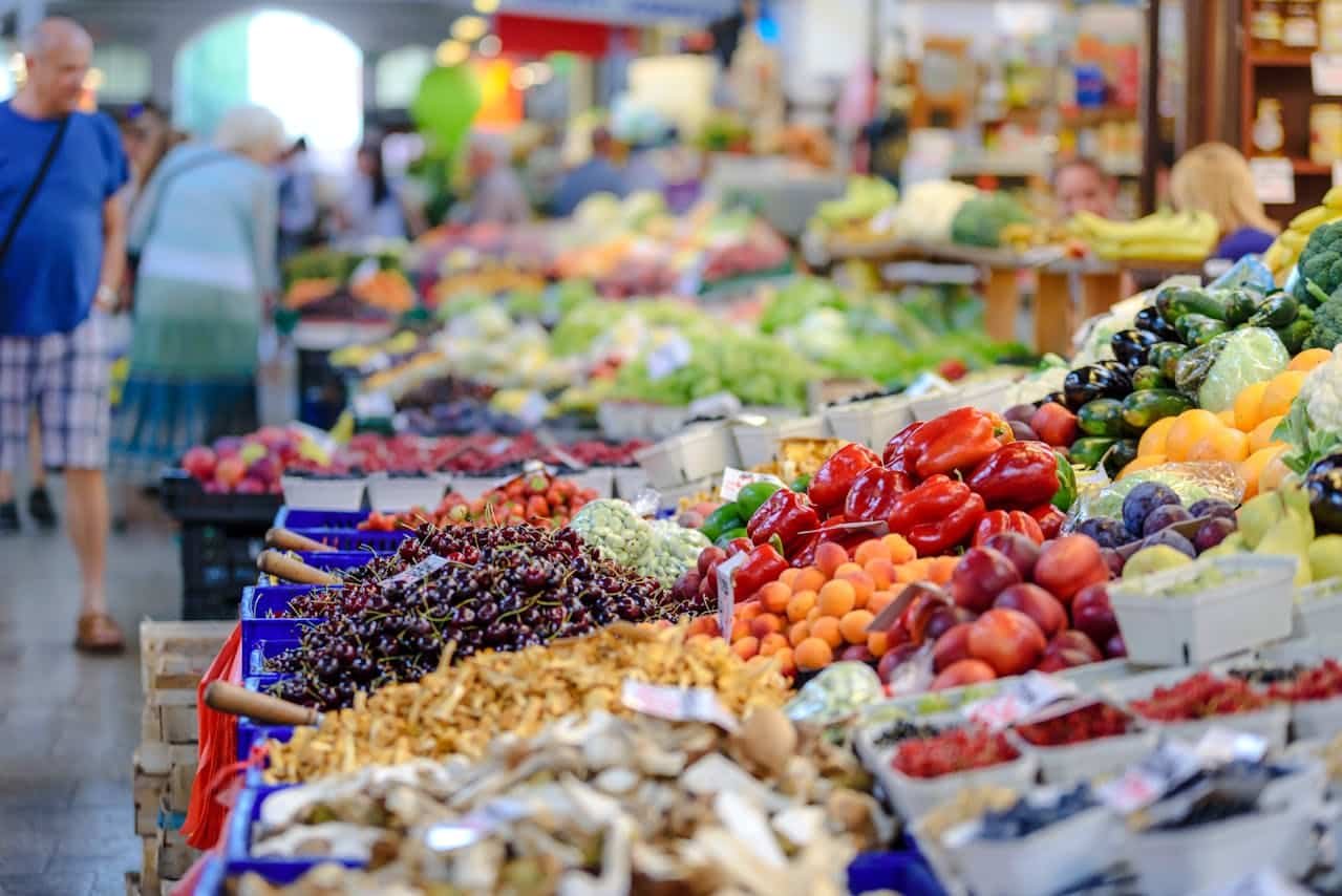 Turgus Vilniuje: švieži vaisiai, daržovės ir gurmaniški produktai vietinių gamintojų paviljone.