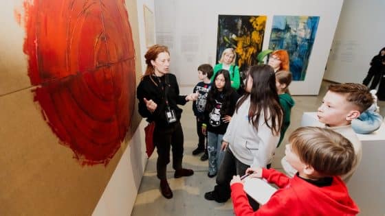 Mokiniai menų pamokoje – kultūrinis ugdymas: kodėl menas būtinas šiuolaikiniam švietimui ir vaikų raidai.