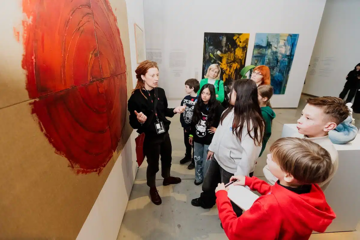 Mokiniai menų pamokoje – kultūrinis ugdymas: kodėl menas būtinas šiuolaikiniam švietimui ir vaikų raidai.