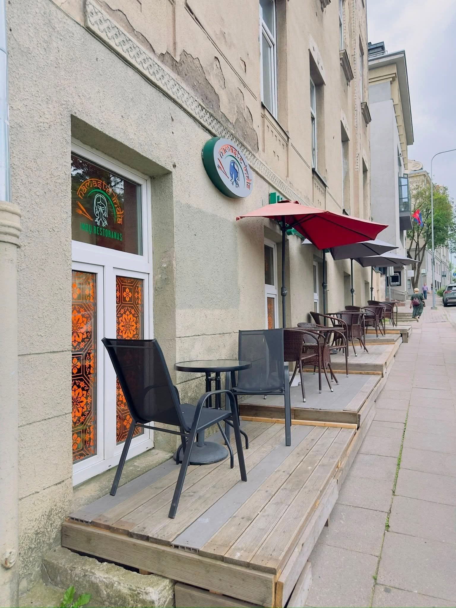 Indų restorano Namaste India lauko terasos įėjimas Vilniuje.