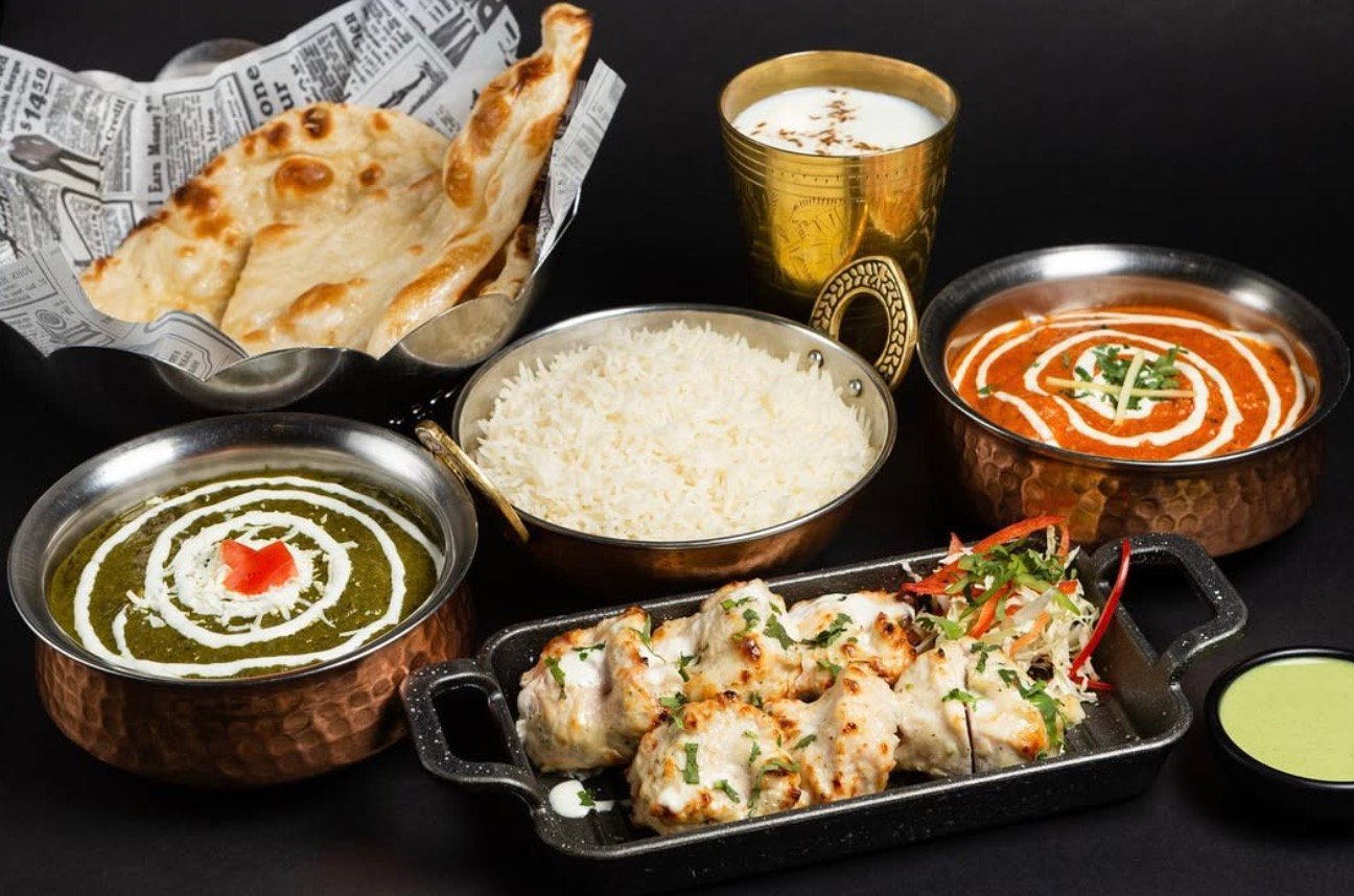 Indiško maisto stalas su naan duona, ryžiais, troškiniais ir vištiena Sue’s Indian Raja restorane