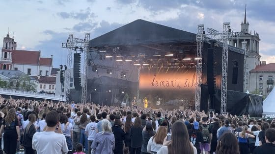 Minia mėgaujasi gyvos muzikos koncertu – Ką veikti Vilniuje birželio mėnesį: festivaliai, renginiai ir miesto šurmulys.