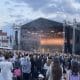 Minia mėgaujasi gyvos muzikos koncertu – Ką veikti Vilniuje birželio mėnesį: festivaliai, renginiai ir miesto šurmulys.