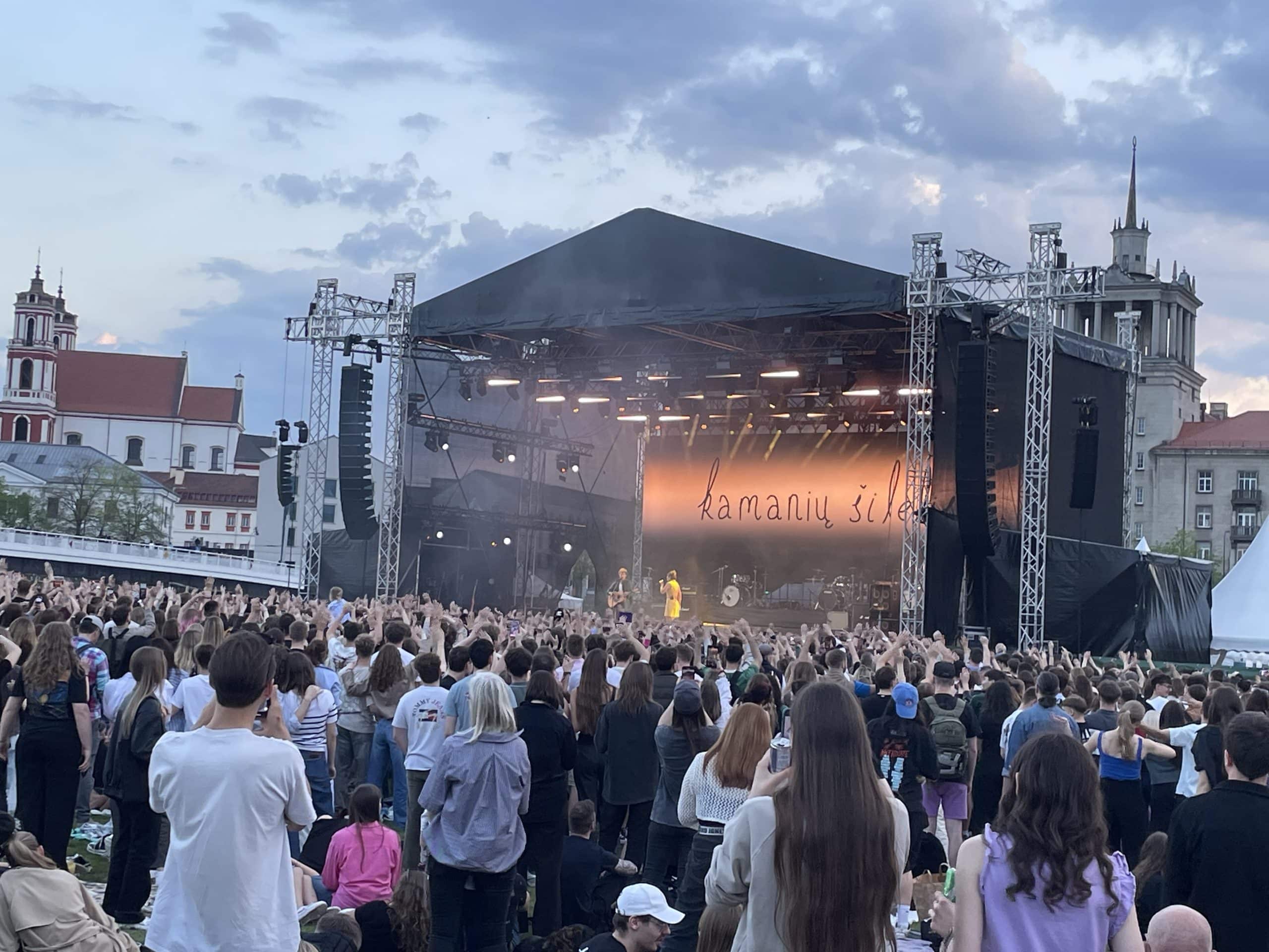 Minia mėgaujasi gyvos muzikos koncertu – Ką veikti Vilniuje birželio mėnesį: festivaliai, renginiai ir miesto šurmulys.