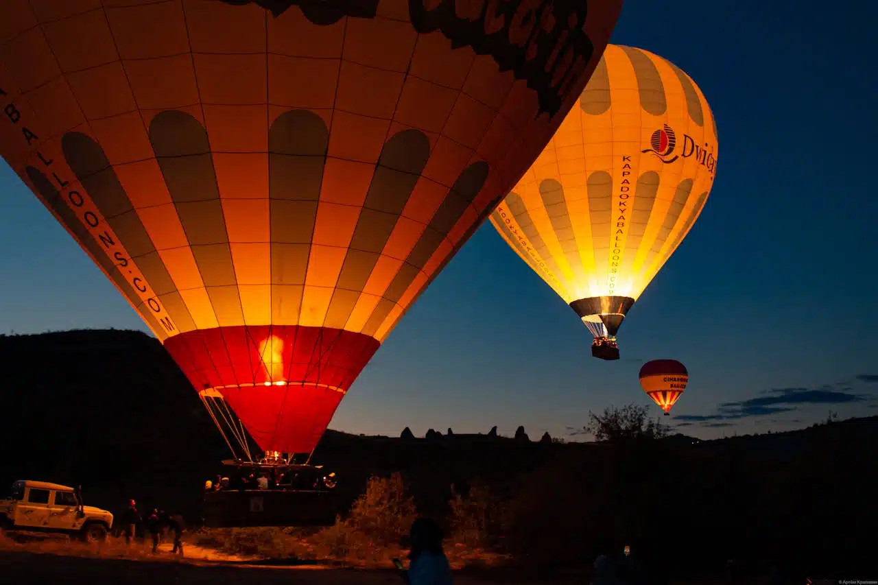 Skrydis oro balionu virš peizažo temstančiame danguje – nepamirštama patirtis ieškantiems įkvėpimo ir romantikos.