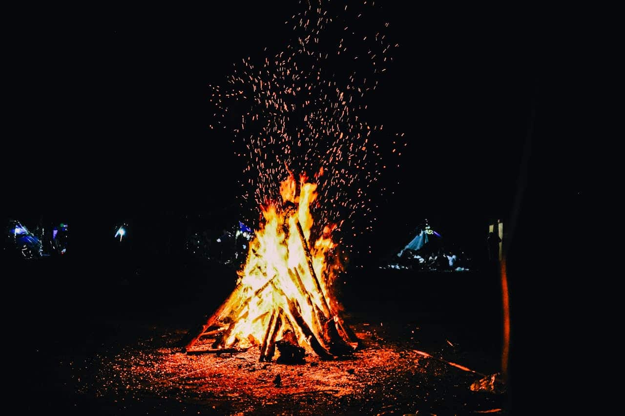 Joninių laužas naktį – tradicinės Joninės Lietuvoje su ugnimi, magija ir vasaros šventimo ritualais.