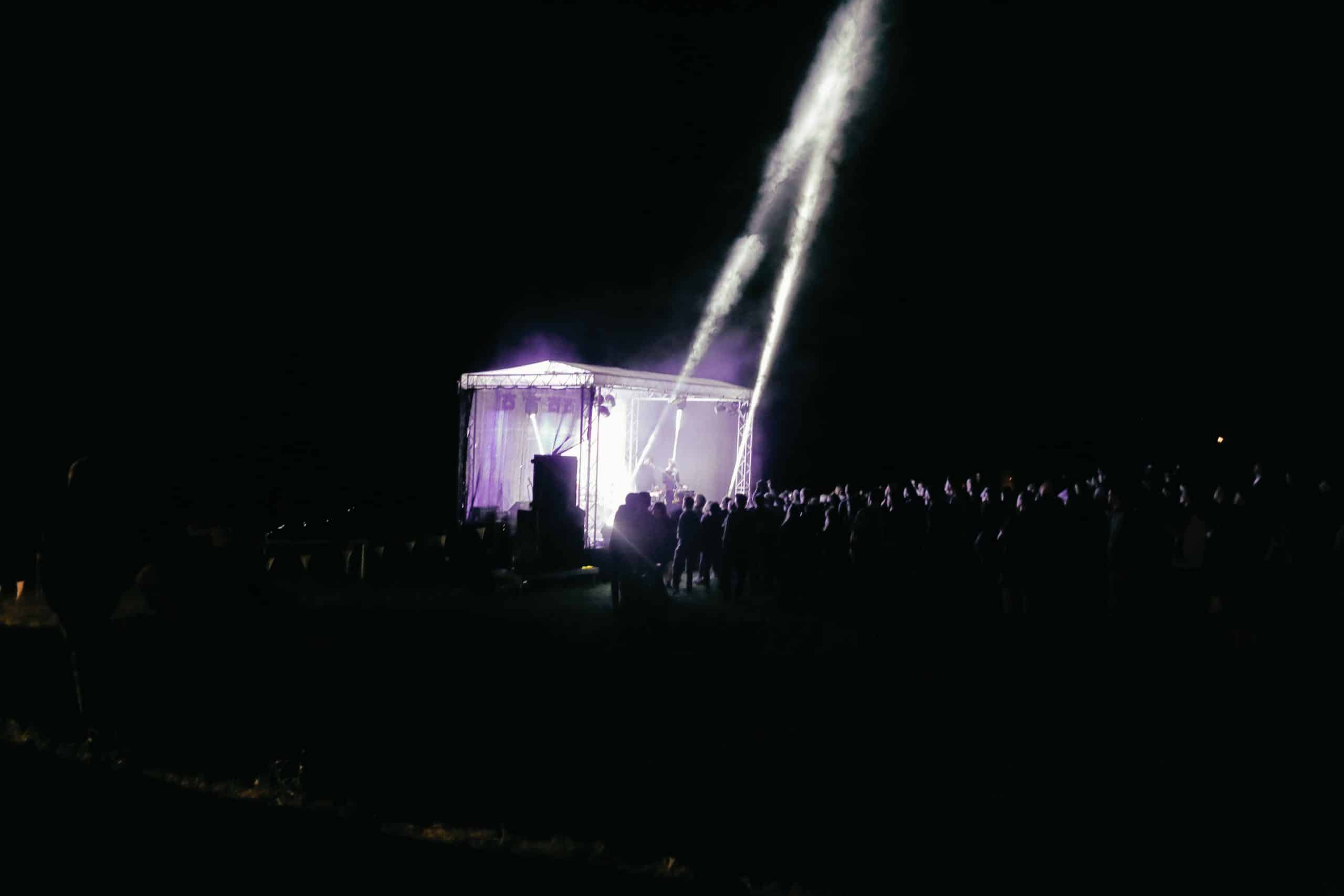 Naktinis koncertas šviesų apsuptyje – Postcosmos festivalis, gimęs iš poezijos, muzikos ir pokalbių magijos.