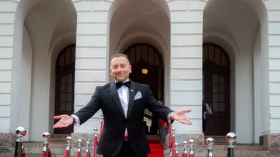 „Baltic Pride“ 2025 organizatorius Vladimiras Simonko apie drąsą, matomumą ir tikrą pokytį žengiant raudonu kilimu.