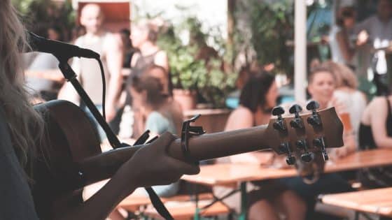 Akustinės muzikos pasirodymas lauke – Nemokami renginiai Kaune 2025 sugrįžta į miestą ir terasas visai vasarai.