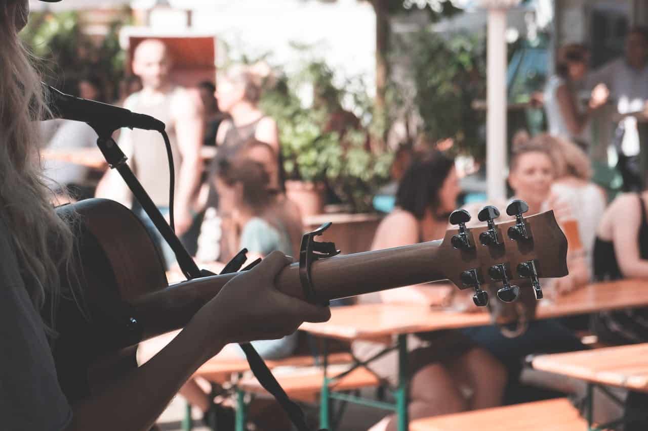 Akustinės muzikos pasirodymas lauke – Nemokami renginiai Kaune 2025 sugrįžta į miestą ir terasas visai vasarai.