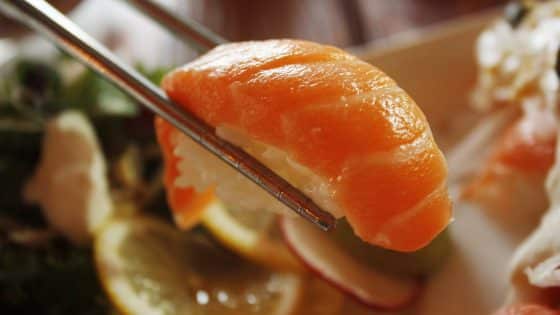 Šviežia lašišos nigiri – gurmaniškas pasirinkimas ieškantiems geriausio sushi Vilniuje skonių 2025 metų vasarą.