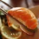Šviežia lašišos nigiri – gurmaniškas pasirinkimas ieškantiems geriausio sushi Vilniuje skonių 2025 metų vasarą.