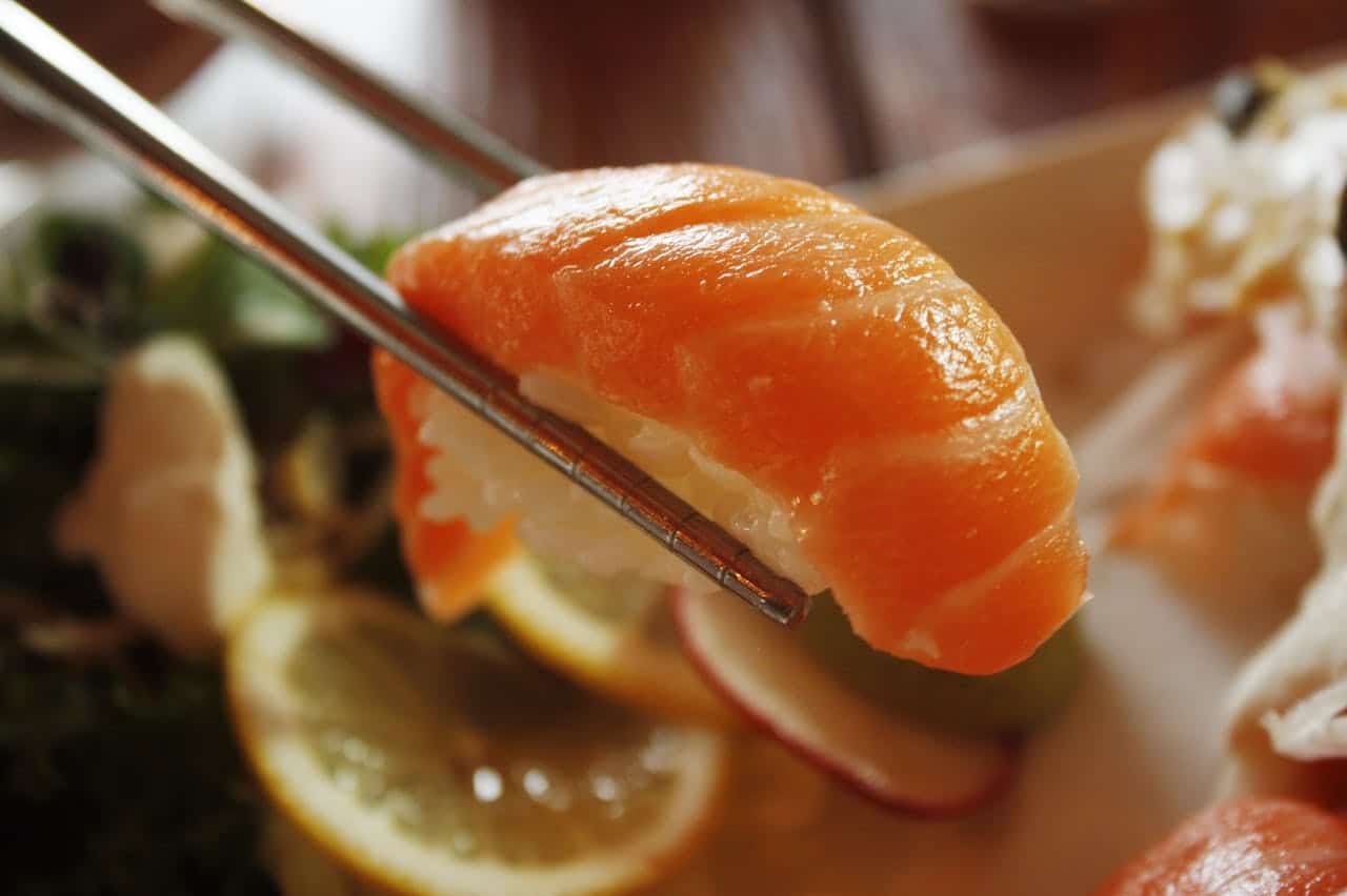 Šviežia lašišos nigiri – gurmaniškas pasirinkimas ieškantiems geriausio sushi Vilniuje skonių 2025 metų vasarą.