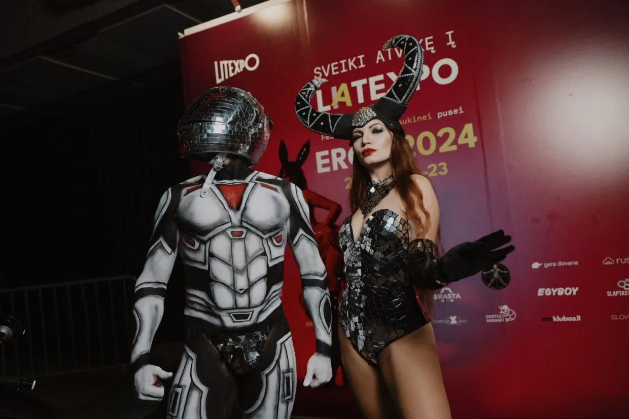 „Eros 2025“ festivalio dalyviai su išskirtiniais futuristiniais kostiumais LITEXPO parodoje Vilniuje.
