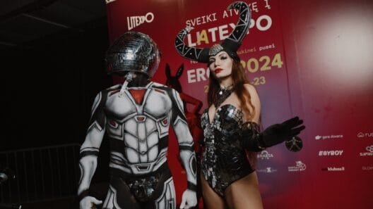 „Eros 2025“ festivalio dalyviai su išskirtiniais futuristiniais kostiumais LITEXPO parodoje Vilniuje.