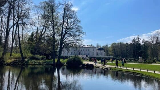 „Ką pamatyti Palangoje“: lankytojai prie grafų Tiškevičių rūmų ir Palangos gintaro muziejaus saulėtą dieną.