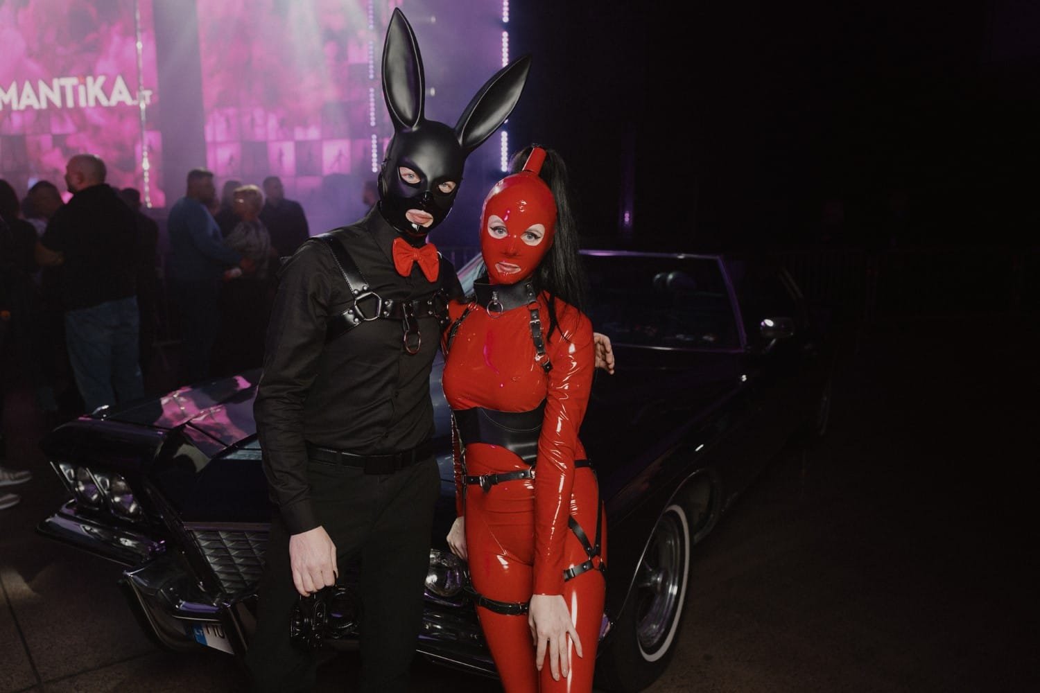 „Eros 2025“ festivalio dalyviai dėvi išskirtinius latekso kostiumus naktinėje erdvėje.