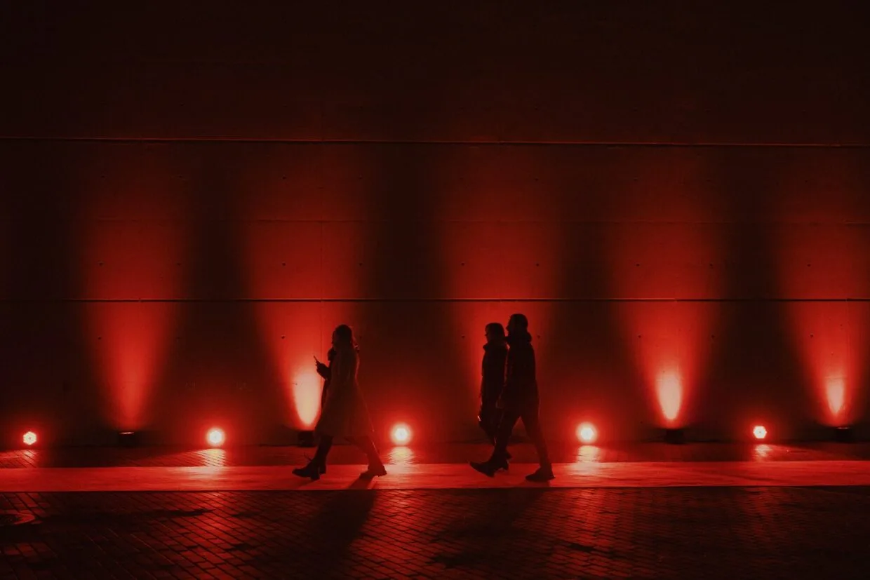 „Eros 2025“ festivalio dalyviai dėvi išskirtinius latekso kostiumus naktinėje erdvėje.