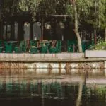 ChatGPT said: Rami terasa prie vandens – puiki vieta tiems, kurie ieško, kur pavalgyti Birštone gamtos apsuptyje.