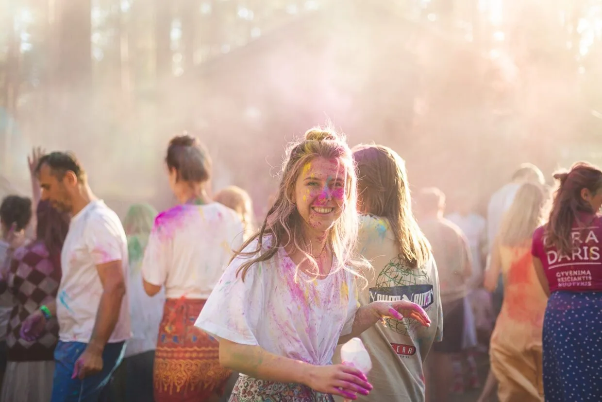 „Masters of Calm“ organizatorė Ranga Madhuri: kaip gimsta sąmoningumo festivalis Lietuvoje – spalvų šventė gamtoje.