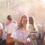 „Masters of Calm“ organizatorė Ranga Madhuri: kaip gimsta sąmoningumo festivalis Lietuvoje – spalvų šventė gamtoje.