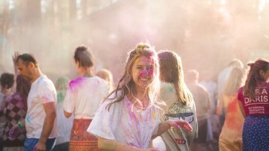 „Masters of Calm“ organizatorė Ranga Madhuri: kaip gimsta sąmoningumo festivalis Lietuvoje – spalvų šventė gamtoje.