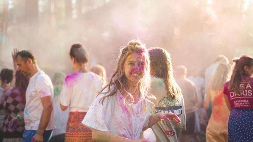 „Masters of Calm“ organizatorė Ranga Madhuri: kaip gimsta sąmoningumo festivalis Lietuvoje – spalvų šventė gamtoje.
