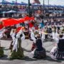 Liaudies šokėjų pasirodymas šalia bolido – įspūdinga Red Bull Showrun akimirka Klaipėdoje su minia žiūrovų.