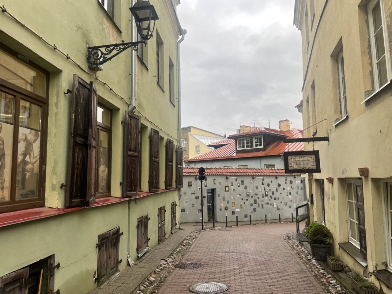 Literatų gatvė – viena įspūdingiausių „skulptūros Vilniuje“ vietų, kur meno kūriniai puošia senamiesčio sienas.