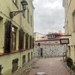 Literatų gatvė – viena įspūdingiausių „skulptūros Vilniuje“ vietų, kur meno kūriniai puošia senamiesčio sienas.