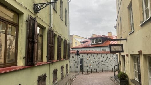 Literatų gatvė – viena įspūdingiausių „skulptūros Vilniuje“ vietų, kur meno kūriniai puošia senamiesčio sienas.