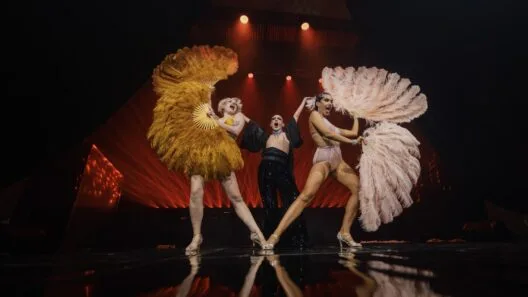 Deivydas Valenta paskaoja, kaip vyksta burleskos festivalis Vilniuje