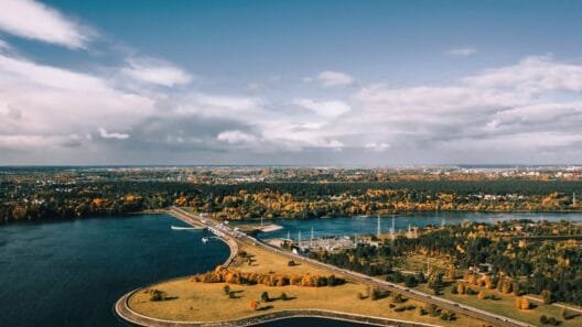 Panoraminis Kauno vaizdas su Nemunu ir senamiesčiu, iliustruojantis ką veikti Kaune nemokamai.