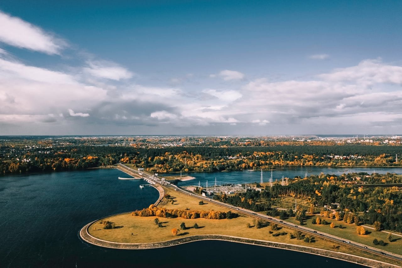 Panoraminis Kauno vaizdas su Nemunu ir senamiesčiu, iliustruojantis ką veikti Kaune nemokamai.