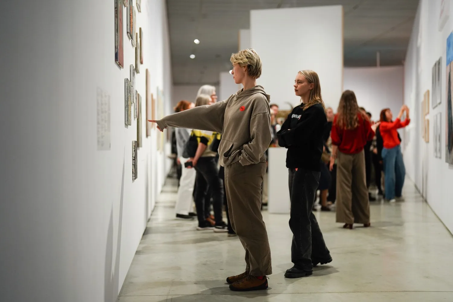 Lankytojai MO muziejuje žiūri parodą Amžinai laikina, kur susitinka šiuolaikinis ir senasis menas Vilniuje.