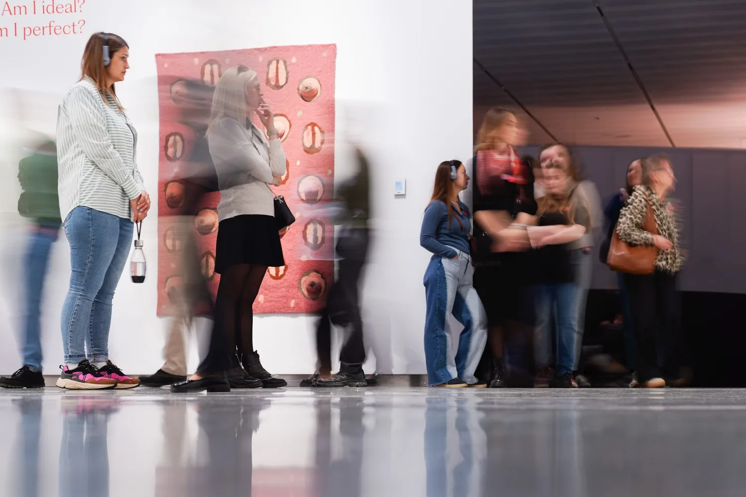 Lankytojai MO muziejuje žiūri parodą Amžinai laikina, kur susitinka šiuolaikinis ir senasis menas Vilniuje.