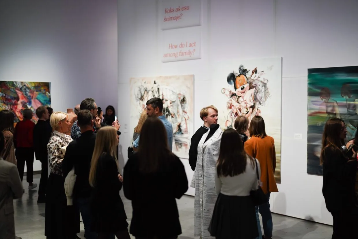 Lankytojai MO muziejuje žiūri parodą Amžinai laikina, kur susitinka šiuolaikinis ir senasis menas Vilniuje.