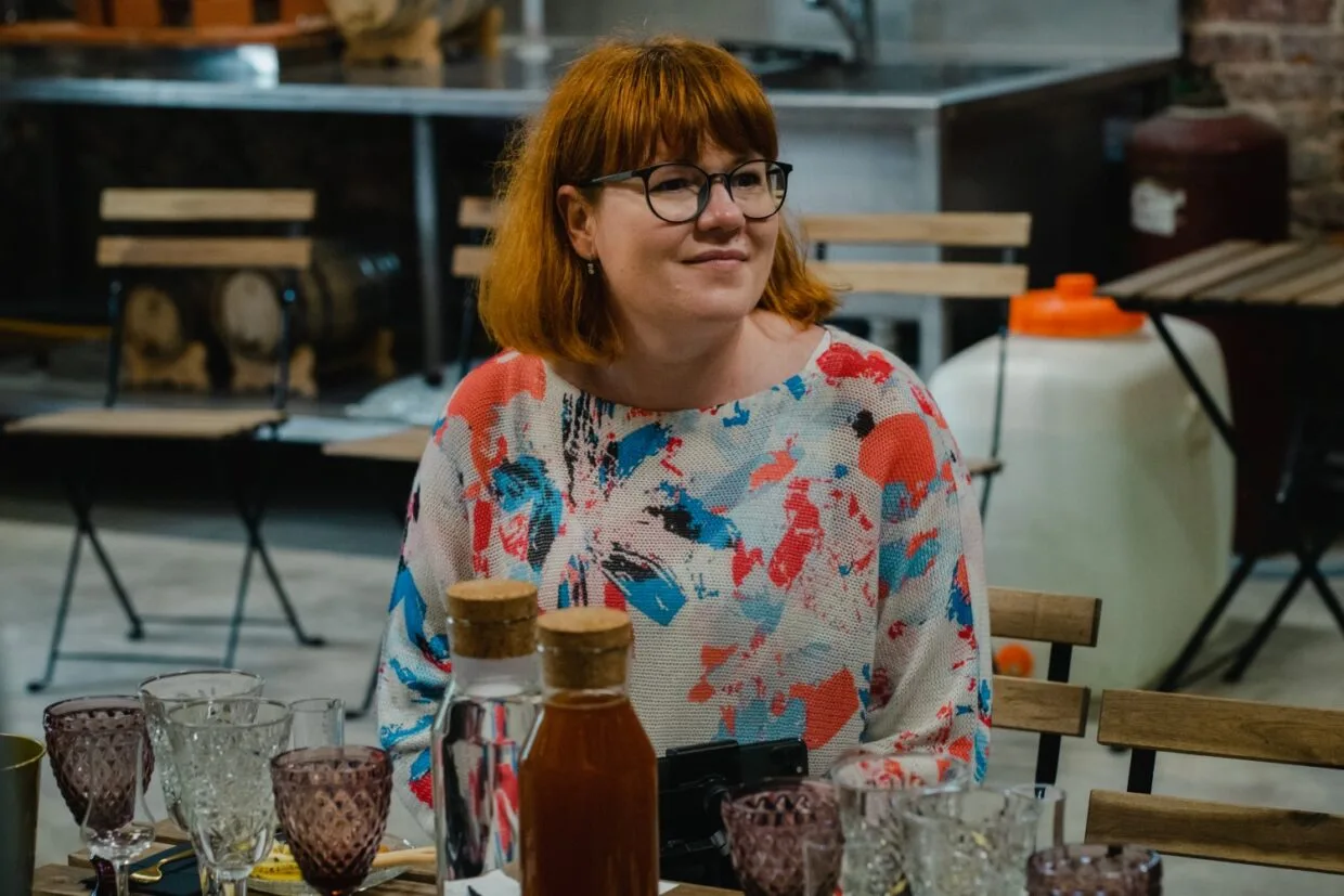 Evelina Machova per Sidro istorijos degustaciją prie stalo su taurėmis ir gėrimais Vilniuje.