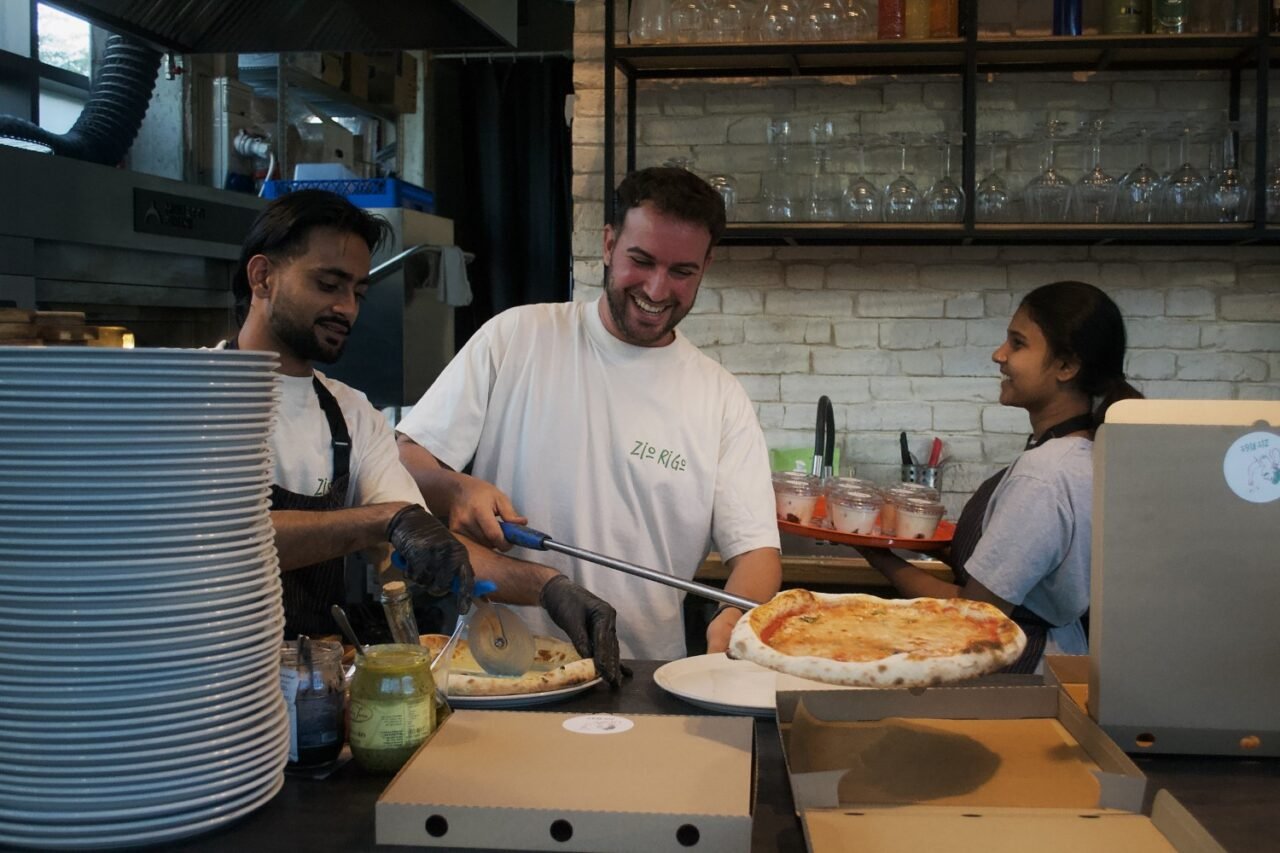Daniele Rigoni kepa neapolietišką picą „Zio Rigo“ picerijoje Vilniuje – itališkas skonis Šnipiškėse.