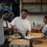 Daniele Rigoni kepa neapolietišką picą „Zio Rigo“ picerijoje Vilniuje – itališkas skonis Šnipiškėse.