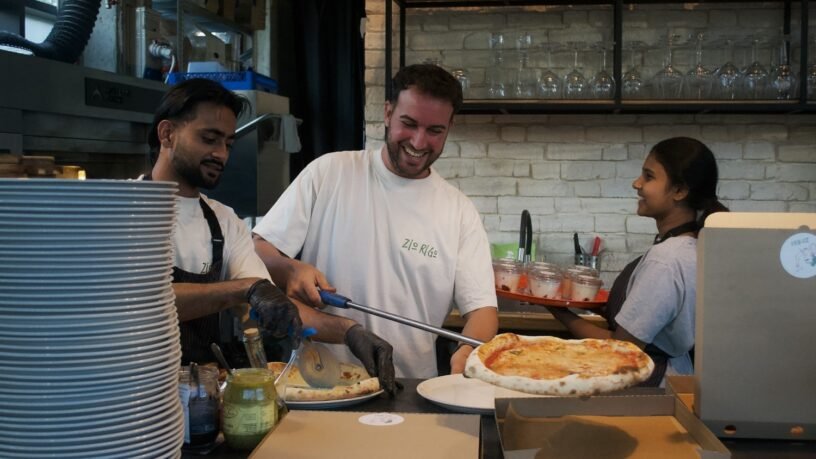 Daniele Rigoni kepa neapolietišką picą „Zio Rigo“ picerijoje Vilniuje – itališkas skonis Šnipiškėse.