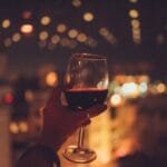 Božolė diena Vilniuje – taurė vyno rankoje ir šventinė lapkričio atmosfera.