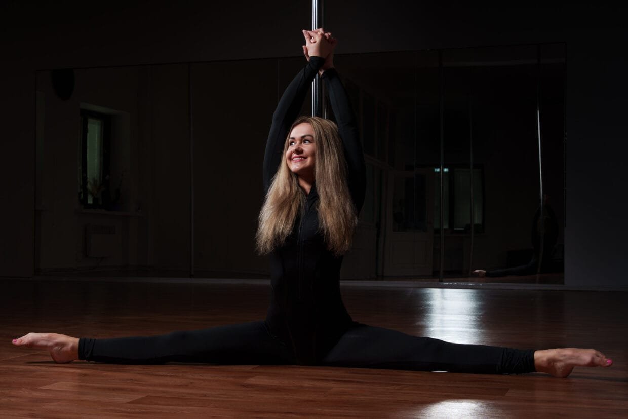 Diana Bartkevičienė atlieka pole sporto triuką savo studijoje DiScorpion Trakuose